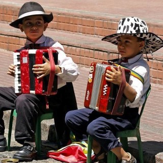 Argentina, bambini con fisarmonica