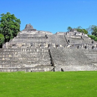 Belize, tempio di Caana By Dennis Jarvis from Halifax, Canada (Belize_1025 - Sky Palace) [CC BY-SA 2.0 (http://creativecommons.org/licenses/by-sa/2.0)], via Wikimedia Commons