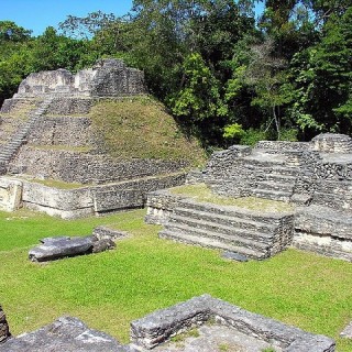 Belize, sito archeologico Caracol By Dennis Jarvis from Halifax, Canada (Belize-1059) [CC BY-SA 2.0 (http://creativecommons.org/licenses/by-sa/2.0)], via Wikimedia Commons