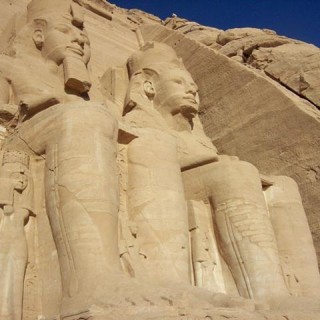Egitto, le statue del tempio di Abu Simbel