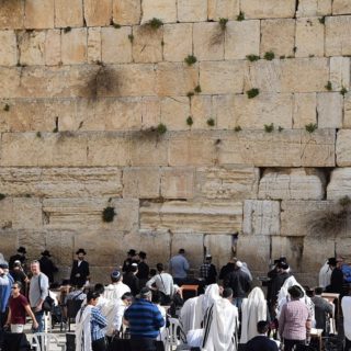Israele, preghiera presso il Muro del pianto