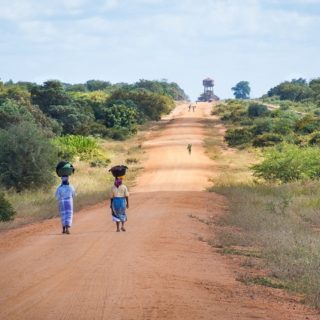 Mozambico, donne in cammino